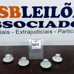 LOTE 064 - 04 XÍCARAS COM 04 PIRES. (NO ESTADO EM QUE SE ENCONTRA. SUJEITO A AVARIAS OCULTAS/VISÍVEIS.)