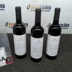LOTE 390 - 03 GARRAFAS DE VINHO TINTO VALA REAL PORTUGUÊS SAFRA 2019 750ML. (NO ESTADO) ATENÇÃO! FAZER A VISITAÇÃO ANTES DE ARREMATAR, NÃO SABEMOS SE FUNCIONA, LEILÃO NÃO TEM GARANTIA E NEM DEVOLUÇÃO, SUJEITO A POSSÍVEIS AVARIAS VISÍVEIS/OCULTAS E/OU AUSÊNCIA DE COMPONENTES.