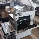 LOTE 381 - 01 COPIADORA MULTIFUNCIONAL MARCA RICOH MODELO MP C5503. (NO ESTADO) ATENÇÃO! FAZER A VISITAÇÃO ANTES DE ARREMATAR, NÃO SABEMOS SE FUNCIONA, LEILÃO NÃO TEM GARANTIA E NEM DEVOLUÇÃO, SUJEITO A POSSÍVEIS AVARIAS VISÍVEIS/OCULTAS E/OU AUSÊNCIA DE COMPONENTES.
