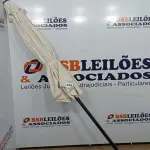 LOTE 143 - 01 GUARDA SOL. (NO ESTADO EM QUE SE ENCONTRA. SUJEITO A AVARIAS OCULTAS/VISÍVEIS.) BJ7374W