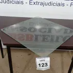LOTE 123 - 01 VIDRO QUADRADO 0,57CM X 0,57CM COM AVARIAS. (NO ESTADO EM QUE SE ENCONTRA. SUJEITO A AVARIAS OCULTAS/VISÍVEIS.)