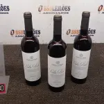 LOTE 320 - 03 GARRAFAS DE VINHO TINTO VALA REAL PORTUGUÊS SAFRA 2019 750ML. (NO ESTADO) ATENÇÃO! FAZER A VISITAÇÃO ANTES DE ARREMATAR, NÃO SABEMOS SE FUNCIONA, LEILÃO NÃO TEM GARANTIA E NEM DEVOLUÇÃO, SUJEITO A POSSÍVEIS AVARIAS VISÍVEIS/OCULTAS E/OU AUSÊNCIA DE COMPONENTES.