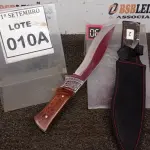 LOTE 010 - 01 FACA IMPORTADA AÇO INOXIDÁVEL CABO EM MADEIRA COM DETALHE DE ESCORPIÃO NA GUARDA  FULL TANG BAINHA DE NYLON TAMANHO TOTAL 32CM PESO 390G JÁ AFIADA  . (NO ESTADO) ATENÇÃO! FAZER A VISITAÇÃO ANTES DE ARREMATAR, NÃO SABEMOS SE FUNCIONA, LEILÃO NÃO TEM GARANTIA E NEM DEVOLUÇÃO, SUJEITO A POSSÍVEIS AVARIAS VISÍVEIS/OCULTAS E/OU AUSÊNCIA DE COMPONENTES.