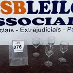 LOTE 076 - 04 TAÇAS EM VIDRO. (NO ESTADO EM QUE SE ENCONTRA. SUJEITO A AVARIAS OCULTAS/VISÍVEIS.)
