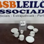 LOTE 070 - 04 XÍCARAS COM 03 PIRES. (NO ESTADO EM QUE SE ENCONTRA. SUJEITO A AVARIAS OCULTAS/VISÍVEIS.)