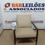 LOTE 077 - 01 POLTRONA EM MADEIRA ESTOFADA AU2176T. (NO ESTADO EM QUE SE ENCONTRA. SUJEITO A AVARIAS OCULTAS/VISÍVEIS.)