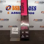 LOTE 100 - 01 ARARA DUPLA MONTÁVEL  AÇO INOX SUPORTA 30KL 4 PÉS COM RODINHAS  POSSUI TRAVAS  TAMANHO A1.60CM L 0,94CM. (NO ESTADO) ATENÇÃO! FAZER A VISITAÇÃO ANTES DE ARREMATAR, NÃO SABEMOS SE FUNCIONA, LEILÃO NÃO TEM GARANTIA E NEM DEVOLUÇÃO, SUJEITO A POSSÍVEIS AVARIAS VISÍVEIS/OCULTAS E/OU AUSÊNCIA DE COMPONENTES.