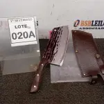 LOTE 020 - 01 CUTELO IMPORTADA AÇO INOXIDÁVEL CABO EM MADEIRA FULL TANG BAINHA DE NAPA TAMANHO TOTAL 30CM PESO 318G JÁ AFIADA. (NO ESTADO) ATENÇÃO! FAZER A VISITAÇÃO ANTES DE ARREMATAR, NÃO SABEMOS SE FUNCIONA, LEILÃO NÃO TEM GARANTIA E NEM DEVOLUÇÃO, SUJEITO A POSSÍVEIS AVARIAS VISÍVEIS/OCULTAS E/OU AUSÊNCIA DE COMPONENTES.