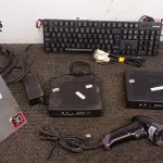 LOTE 514 - 02 MINIS PC INIT, 01 TECLADO, 01 LEITOR DE CÓDIGO DE BARRAS  E CABOS.(NO ESTADO) ATENÇÃO! FAZER A VISITAÇÃO ANTES DE ARREMATAR, NÃO SABEMOS SE FUNCIONA, LEILÃO NÃO TEM GARANTIA E NEM DEVOLUÇÃO, SUJEITO A POSSÍVEIS AVARIAS VISÍVEIS/OCULTAS E/OU AUSÊNCIA DE COMPONENTES.