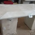 LOTE 130 - 01 MESA EM MADEIRA COM 02 GAVETEIROS. (NO ESTADO EM QUE SE ENCONTRA. SUJEITO A AVARIAS OCULTAS/VISÍVEIS.)