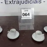 LOTE 064 - 04 XÍCARAS COM 04 PIRES. (NO ESTADO EM QUE SE ENCONTRA. SUJEITO A AVARIAS OCULTAS/VISÍVEIS.)