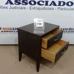 LOTE 128 - 01 MESA DE CABECEIRA(NO ESTADO EM QUE SE ENCONTRA. SUJEITO A AVARIAS OCULTAS/VISÍVEIS.)
