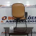 LOTE 139 - 01 CADEIRA. (NO ESTADO EM QUE SE ENCONTRA. SUJEITO A AVARIAS OCULTAS/VISÍVEIS.) AV9898X