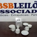 LOTE 070 - 04 XÍCARAS COM 03 PIRES. (NO ESTADO EM QUE SE ENCONTRA. SUJEITO A AVARIAS OCULTAS/VISÍVEIS.)