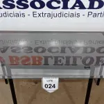 LOTE 024 - 01 VIDRO RETANGULAR 0,69 X 1,05CM. (NO ESTADO EM QUE SE ENCONTRA. SUJEITO A AVARIAS OCULTAS/VISÍVEIS.)