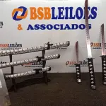 LOTE 040 - 03 ESPADAS KATANA ORNAMENTAL COM SUPORTE. (NO ESTADO) ATENÇÃO! FAZER A VISITAÇÃO ANTES DE ARREMATAR, NÃO SABEMOS SE FUNCIONA, LEILÃO NÃO TEM GARANTIA E NEM DEVOLUÇÃO, SUJEITO A POSSÍVEIS AVARIAS VISÍVEIS/OCULTAS E/OU AUSÊNCIA DE COMPONENTES.
