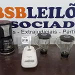 LOTE 016 - 01 CAFETEIRA ELECTROLUX 220V, 01 BASE DE LIGUIFICADORS HAMILTON BEACH 110V E 02 COPOS DE LIGUIFICADOR EM VIDRO. (NO ESTADO EM QUE SE ENCONTRA. SUJEITO A AVARIAS OCULTAS/VISÍVEIS.)