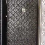 LOTE 166 - 01 COLCHÃO SOLTEIRO COM BASE 1,88CM X 0,88CM. (NO ESTADO EM QUE SE ENCONTRA. SUJEITO A AVARIAS OCULTAS/VISÍVEIS.) BJ7216T