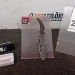 LOTE 240 - 01 CANIVETE CAVEIRA MODELO KARAMBIT. (NO ESTADO) ATENÇÃO! FAZER A VISITAÇÃO ANTES DE ARREMATAR, NÃO SABEMOS SE FUNCIONA, LEILÃO NÃO TEM GARANTIA E NEM DEVOLUÇÃO, SUJEITO A POSSÍVEIS AVARIAS VISÍVEIS/OCULTAS E/OU AUSÊNCIA DE COMPONENTES.