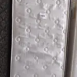 LOTE 165 - 01 COLCHÃO SOLTEIRO COM BASE 1,88CM X 0,88CM. (NO ESTADO EM QUE SE ENCONTRA. SUJEITO A AVARIAS OCULTAS/VISÍVEIS.) BJ7496G