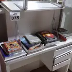 LOTE 375 - 01 RACK DE MADEIRA, 03 PRATELEIRAS E LIVROS DIVERSOS. (NO ESTADO) ATENÇÃO! FAZER A VISITAÇÃO ANTES DE ARREMATAR, NÃO SABEMOS SE FUNCIONA, LEILÃO NÃO TEM GARANTIA E NEM DEVOLUÇÃO, SUJEITO A POSSÍVEIS AVARIAS VISÍVEIS/OCULTAS E/OU AUSÊNCIA DE COMPONENTES