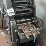 LOTE 490 - 01 MÁQUINA IMPRESSORA OFFSET. (NO ESTADO) ATENÇÃO! FAZER A VISITAÇÃO ANTES DE ARREMATAR, NÃO SABEMOS SE FUNCIONA, LEILÃO NÃO TEM GARANTIA E NEM DEVOLUÇÃO, SUJEITO A POSSÍVEIS AVARIAS VISÍVEIS/OCULTAS E/OU AUSÊNCIA DE COMPONENTES.