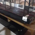 LOTE 382 - 01 RACK DE MADEIRA COM 02 GAVETAS E 01 PORTA E 01 MESA DE CENTRO EM MADEIRA. (NO ESTADO) ATENÇÃO! FAZER A VISITAÇÃO ANTES DE ARREMATAR, NÃO SABEMOS SE FUNCIONA, LEILÃO NÃO TEM GARANTIA E NEM DEVOLUÇÃO, SUJEITO A POSSÍVEIS AVARIAS VISÍVEIS/OCULTAS E/OU AUSÊNCIA DE COMPONENTES.
