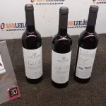 LOTE 340 - 03 GARRAFAS DE VINHO TINTO VALA REAL PORTUGUÊS SAFRA 2019 750ML. (NO ESTADO) ATENÇÃO! FAZER A VISITAÇÃO ANTES DE ARREMATAR, NÃO SABEMOS SE FUNCIONA, LEILÃO NÃO TEM GARANTIA E NEM DEVOLUÇÃO, SUJEITO A POSSÍVEIS AVARIAS VISÍVEIS/OCULTAS E/OU AUSÊNCIA DE COMPONENTES.