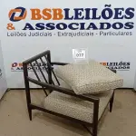 LOTE 077 - 01 POLTRONA EM MADEIRA ESTOFADA AU2176T. (NO ESTADO EM QUE SE ENCONTRA. SUJEITO A AVARIAS OCULTAS/VISÍVEIS.)