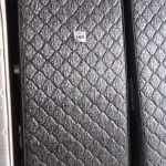 LOTE 163 - 01 COLCHÃO SOLTEIRO COM BASE 1,88CM X 0,88CM. (NO ESTADO EM QUE SE ENCONTRA. SUJEITO A AVARIAS OCULTAS/VISÍVEIS.) BJ7222K