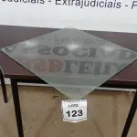LOTE 123 - 01 VIDRO QUADRADO 0,57CM X 0,57CM COM AVARIAS. (NO ESTADO EM QUE SE ENCONTRA. SUJEITO A AVARIAS OCULTAS/VISÍVEIS.)