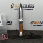 LOTE 250 - 01 PUNHAL IMPORTADA AÇO INOXIDÁVEL CABO EM MADEIRA   FULL TANG BAINHA DE NYLON TAMANHO TOTAL 28CM PESO 288G.  (NO ESTADO) ATENÇÃO! FAZER A VISITAÇÃO ANTES DE ARREMATAR, NÃO SABEMOS SE FUNCIONA. LEILÃO NÃO TEM GARANTIA E NEM DEVOLUÇÃO, SUJEITO A POSSÍVEIS AVARIAS VISÍVEIS/OCULTAS E/OU AUSÊNCIA DE COMPONENTES.