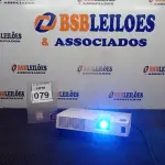 LOTE 079 - 01 PROJETOR MARCA HITACHI. (NO ESTADO) ATENÇÃO! FAZER A VISITAÇÃO ANTES DE ARREMATAR, NÃO SABEMOS SE FUNCIONA, LEILÃO NÃO TEM GARANTIA E NEM DEVOLUÇÃO, SUJEITO A POSSÍVEIS AVARIAS VISÍVEIS/OCULTAS E/OU AUSÊNCIA DE COMPONENTES.