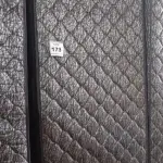 LOTE 173 - 01 COLCHÃO SOLTEIRO COM BASE 1,88CM X 0,88CM. (NO ESTADO EM QUE SE ENCONTRA. SUJEITO A AVARIAS OCULTAS/VISÍVEIS.) BJ7221H