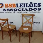 LOTE 116 - 02  CADEIRAS DE MADEIRA (NO ESTADO, NÃO SABEMOS SE FUNCIONA. LEILÃO NÃO TEM GARANTIA E NEM DEVOLUÇÃO, SUJEITO A POSSÍVEIS AVARIAS VISÍVEIS/OCULTAS E/OU AUSÊNCIA DE COMPONENTES)