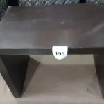 LOTE 193 - 01 MESA EM MADEIRA. (NO ESTADO EM QUE SE ENCONTRA. SUJEITO A AVARIAS OCULTAS/VISÍVEIS.) BF8718N