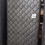LOTE 192 - 01 COLCHÃO SOLTEIRO COM BASE 1,88CM X 0,88CM. (NO ESTADO EM QUE SE ENCONTRA. SUJEITO A AVARIAS OCULTAS/VISÍVEIS.) BJ7222M