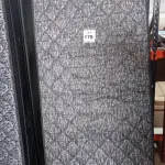 LOTE 179 - 01 COLCHÃO SOLTEIRO COM BASE 1,88CM X 0,88CM. (NO ESTADO EM QUE SE ENCONTRA. SUJEITO A AVARIAS OCULTAS/VISÍVEIS.) BJ7219T