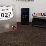 LOTE 027 - 01 SMARTPHONE MACA SAMSUNG. (NO ESTADO) ATENÇÃO! FAZER A VISITAÇÃO ANTES DE ARREMATAR, NÃO SABEMOS SE FUNCIONA, LEILÃO NÃO TEM GARANTIA E NEM DEVOLUÇÃO, SUJEITO A POSSÍVEIS AVARIAS VISÍVEIS/OCULTAS E/OU AUSÊNCIA DE COMPONENTES.
