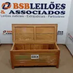 LOTE 084 - 01 BAÚ BANCO MADEIRA DEMOLIÇÃO 1MT (NO ESTADO, NÃO SABEMOS SE FUNCIONA. LEILÃO NÃO TEM GARANTIA E NEM DEVOLUÇÃO, SUJEITO A POSSÍVEIS AVARIAS VISÍVEIS/OCULTAS E/OU AUSÊNCIA DE COMPONENTES)