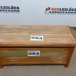 LOTE 084 - 01 BAÚ BANCO MADEIRA DEMOLIÇÃO 1MT (NO ESTADO, NÃO SABEMOS SE FUNCIONA. LEILÃO NÃO TEM GARANTIA E NEM DEVOLUÇÃO, SUJEITO A POSSÍVEIS AVARIAS VISÍVEIS/OCULTAS E/OU AUSÊNCIA DE COMPONENTES)