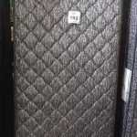 LOTE 192 - 01 COLCHÃO SOLTEIRO COM BASE 1,88CM X 0,88CM. (NO ESTADO EM QUE SE ENCONTRA. SUJEITO A AVARIAS OCULTAS/VISÍVEIS.) BJ7222M