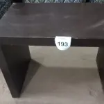 LOTE 193 - 01 MESA EM MADEIRA. (NO ESTADO EM QUE SE ENCONTRA. SUJEITO A AVARIAS OCULTAS/VISÍVEIS.) BF8718N