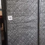 LOTE 189 - 01 COLCHÃO SOLTEIRO COM BASE 1,88CM X 0,88CM. (NO ESTADO EM QUE SE ENCONTRA. SUJEITO A AVARIAS OCULTAS/VISÍVEIS.) AU2472K