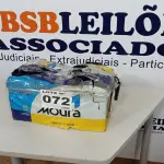 LOTE 072 - 01 BATERIA MOURA 12VOLTS - 220AH - M220PD (NO ESTADO, NÃO SABEMOS SE FUNCIONA. LEILÃO NÃO TEM GARANTIA E NEM DEVOLUÇÃO, SUJEITO A POSSÍVEIS AVARIAS VISÍVEIS/OCULTAS E/OU AUSÊNCIA DE COMPONENTES)