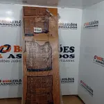 LOTE 034 - 01 PORTA DE MADEIRA 210X72CM ESPESSURA 3,5CM MSO EUCAPLAC FRISADA ELEGANCE EUCATEX (NO ESTADO, NÃO SABEMOS SE FUNCIONA. LEILÃO NÃO TEM GARANTIA E NEM DEVOLUÇÃO, SUJEITO A POSSÍVEIS AVARIAS VISÍVEIS/OCULTAS E/OU AUSÊNCIA DE COMPONENTES)
