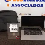 LOTE 038 - 01 MACBOOK PRO COM BOLSA. (NO ESTADO) ATENÇÃO! FAZER A VISITAÇÃO ANTES DE ARREMATAR, NÃO SABEMOS SE FUNCIONA, LEILÃO NÃO TEM GARANTIA E NEM DEVOLUÇÃO, SUJEITO A POSSÍVEIS AVARIAS VISÍVEIS/OCULTAS E/OU AUSÊNCIA DE COMPONENTES.