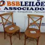 LOTE 088 - 02 CADEIRAS DE MADEIRA (NO ESTADO, NÃO SABEMOS SE FUNCIONA. LEILÃO NÃO TEM GARANTIA E NEM DEVOLUÇÃO, SUJEITO A POSSÍVEIS AVARIAS VISÍVEIS/OCULTAS E/OU AUSÊNCIA DE COMPONENTES)