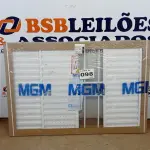 LOTE 098 - 01 JANELA DE ALUMÍNIO VENEZIANA 100X150CM 4 FOLHAS COM GRADE SEM VIDRO SOFT PLUS MGM BRANCO (NO ESTADO, NÃO SABEMOS SE FUNCIONA. LEILÃO NÃO TEM GARANTIA E NEM DEVOLUÇÃO, SUJEITO A POSSÍVEIS AVARIAS VISÍVEIS/OCULTAS E/OU AUSÊNCIA DE COMPONENTES)