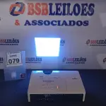 LOTE 079 - 01 PROJETOR MARCA HITACHI. (NO ESTADO) ATENÇÃO! FAZER A VISITAÇÃO ANTES DE ARREMATAR, NÃO SABEMOS SE FUNCIONA, LEILÃO NÃO TEM GARANTIA E NEM DEVOLUÇÃO, SUJEITO A POSSÍVEIS AVARIAS VISÍVEIS/OCULTAS E/OU AUSÊNCIA DE COMPONENTES.